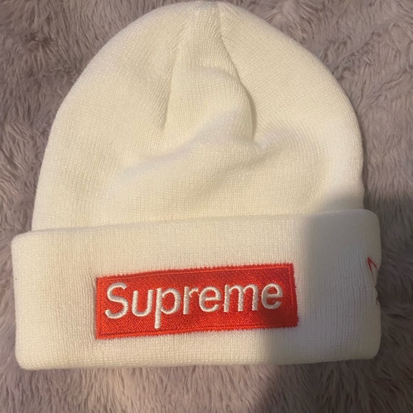Supreme New Era Ivory Hat with Scarlet Emblem - Picture 1 of 2